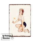 Plaque Métal Vintage Pin-Up Accroupie Mini Jupe Noire - Le Vintage Illuminé