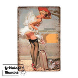 Plaque Métal Vintage Pin-Up Valise - Le Vintage Illuminé