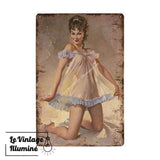 Plaque Métal Vintage Pin-Up Nuisette - Le Vintage Illuminé