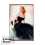 Plaque Métal Vintage Pin-Up Rousse Robe Noire Et Roses - Le Vintage Illuminé