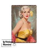 Plaque Métal Vintage Pin-Up Cheveux Blancs Robe Jaune - Le Vintage Illuminé