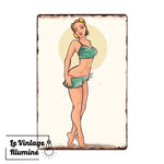 Plaque Métal Vintage Pin-Up Blonde Bikini Vert - Le Vintage Illuminé