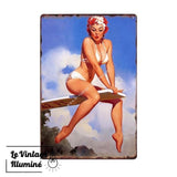 Plaque Métal Vintage Pin-Up Bikini Blanc Sur Plongeoir - Le Vintage Illuminé