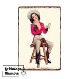 Plaque Métal Vintage Pin-Up Cowgirl Chapeau Santiags - Le Vintage Illuminé