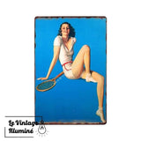 Plaque Métal Vintage Pin-Up Cheveux Noirs Tenniswoman - Le Vintage Illuminé