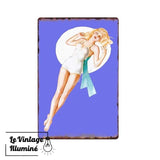 Plaque Métal Vintage Pin-Up Blonde Body Blanc Endormie - Le Vintage Illuminé